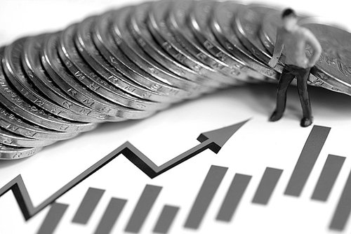 关税生效前夕，黄金能否重回历史高点？